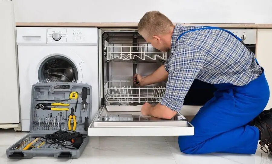 Aliağa Panasonic servisi teknisyen ekibi beyaz eşya tamiri yaparken